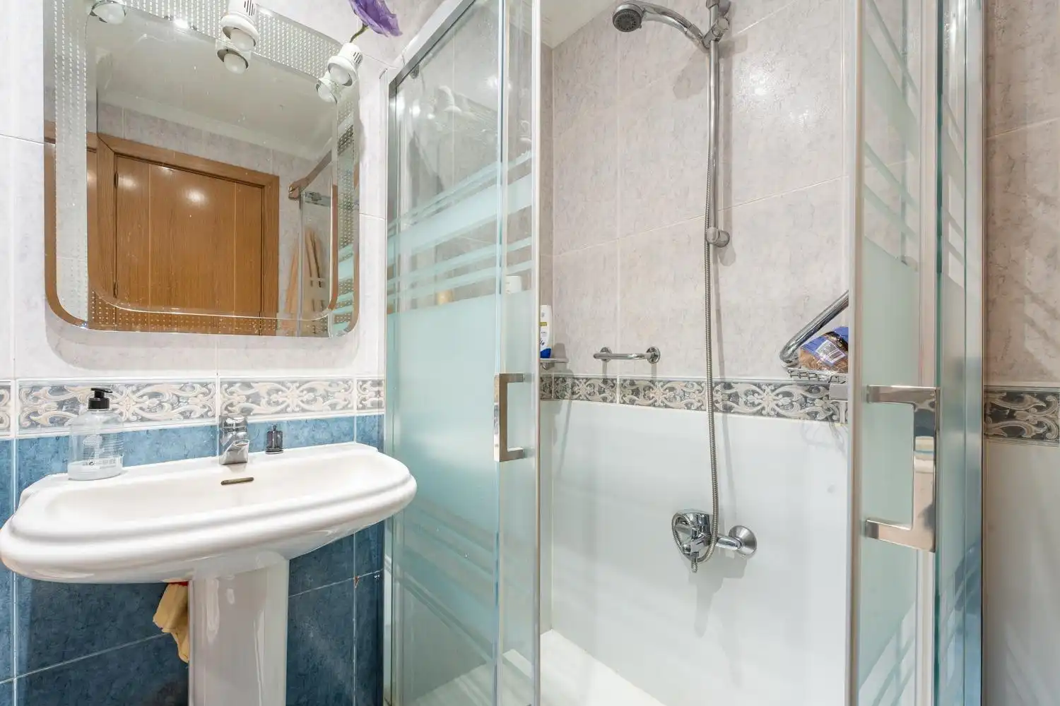 Bathroom of Flat for sale in Madrid  with Air Conditioner, Heating and Private garden
