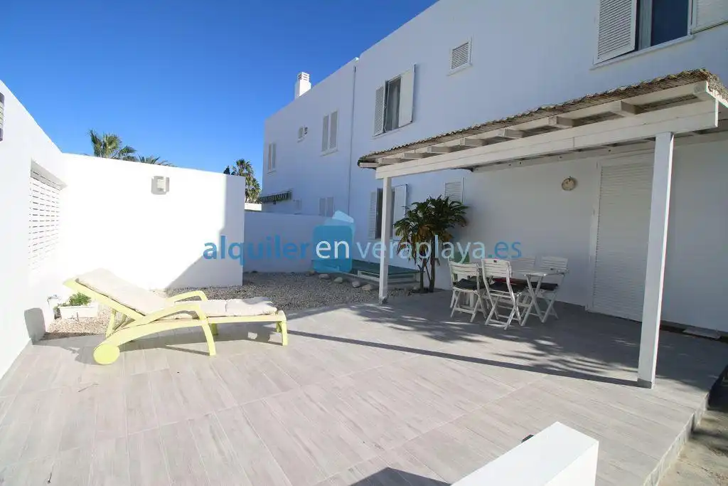 Vista exterior de Casa o xalet de lloguer en Vera amb Aire condicionat i Terrassa