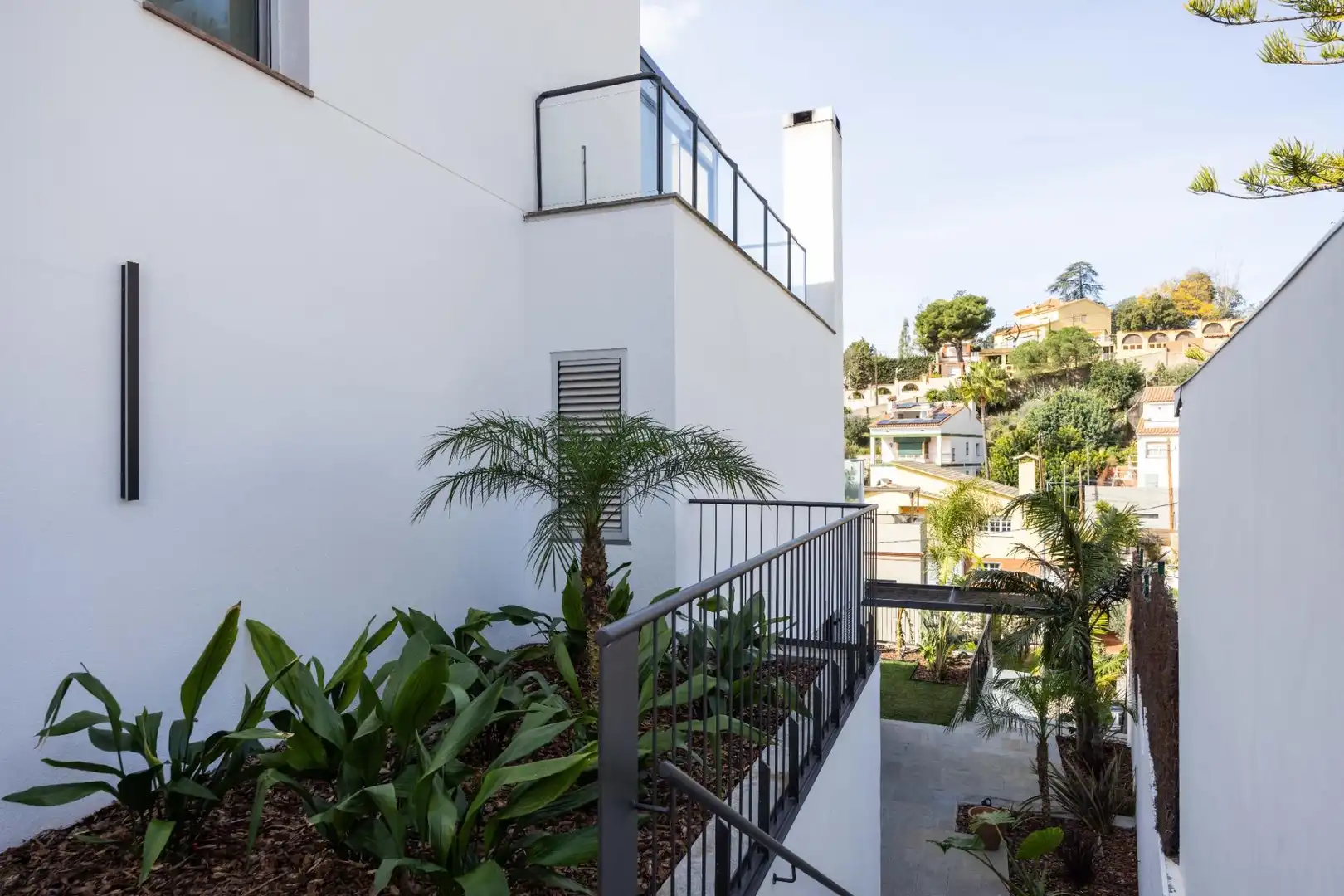 Vista exterior de Casa o xalet en venda en Esplugues de Llobregat amb Aire condicionat, Calefacció i Jardí privat