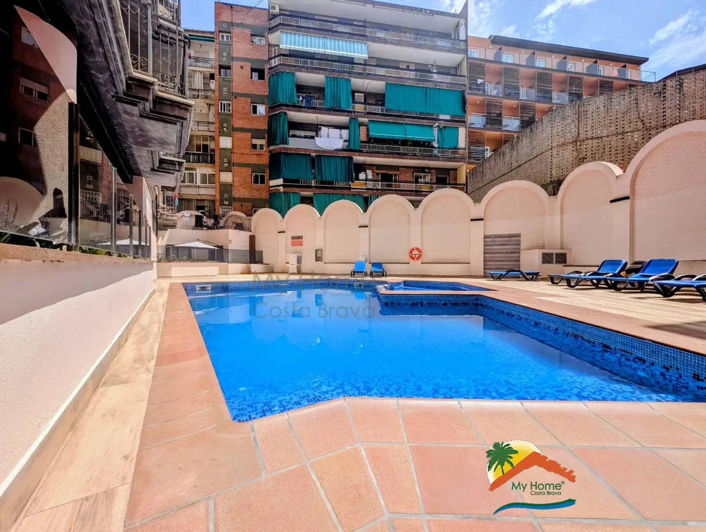 Schwimmbecken von Wohnung zum Verkauf in Lloret de Mar mit Klimaanlage, Heizung und Möbliert
