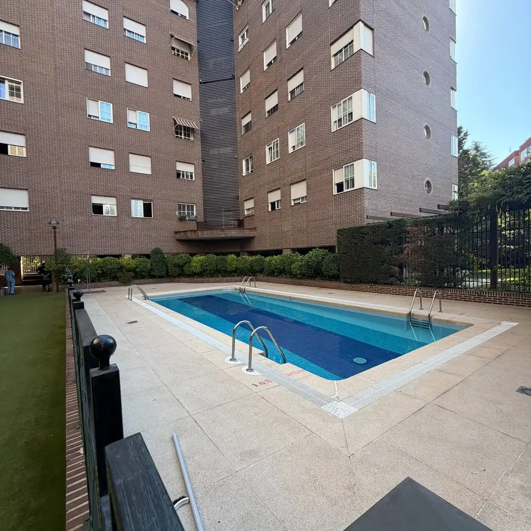 Piscina de Piso en venta en Madrid con Piscina comunitaria