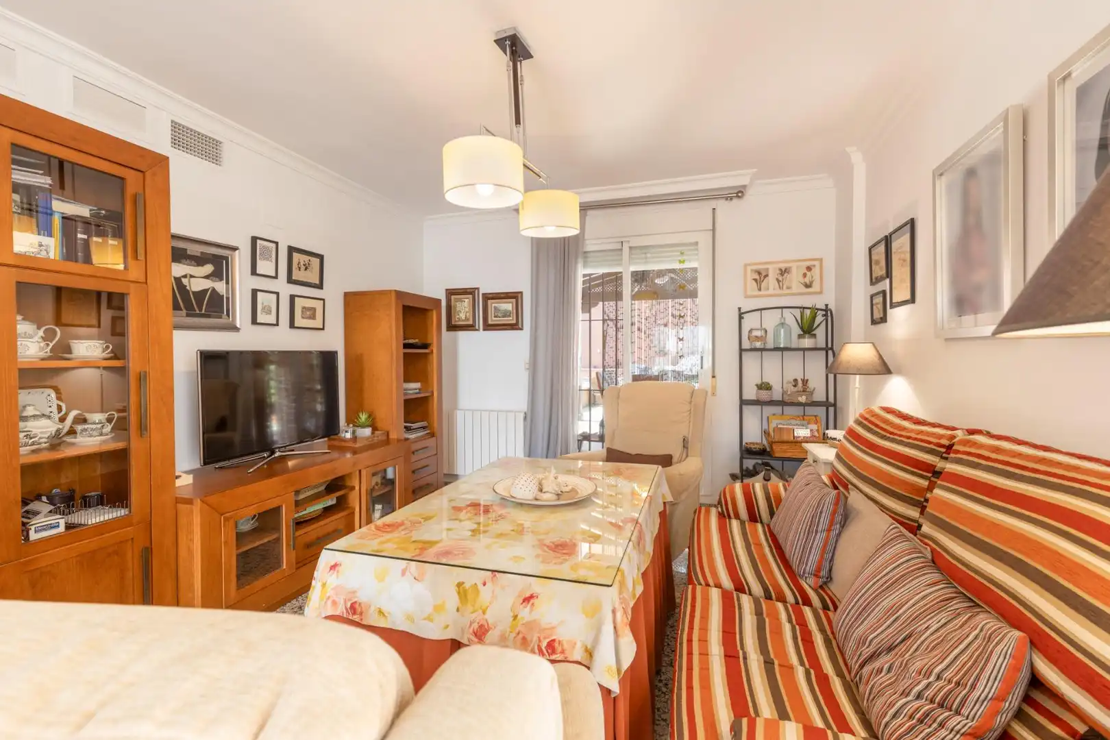 Sala d'estar de Casa o xalet en venda en La Zubia amb Calefacció, Jardí privat i Terrassa