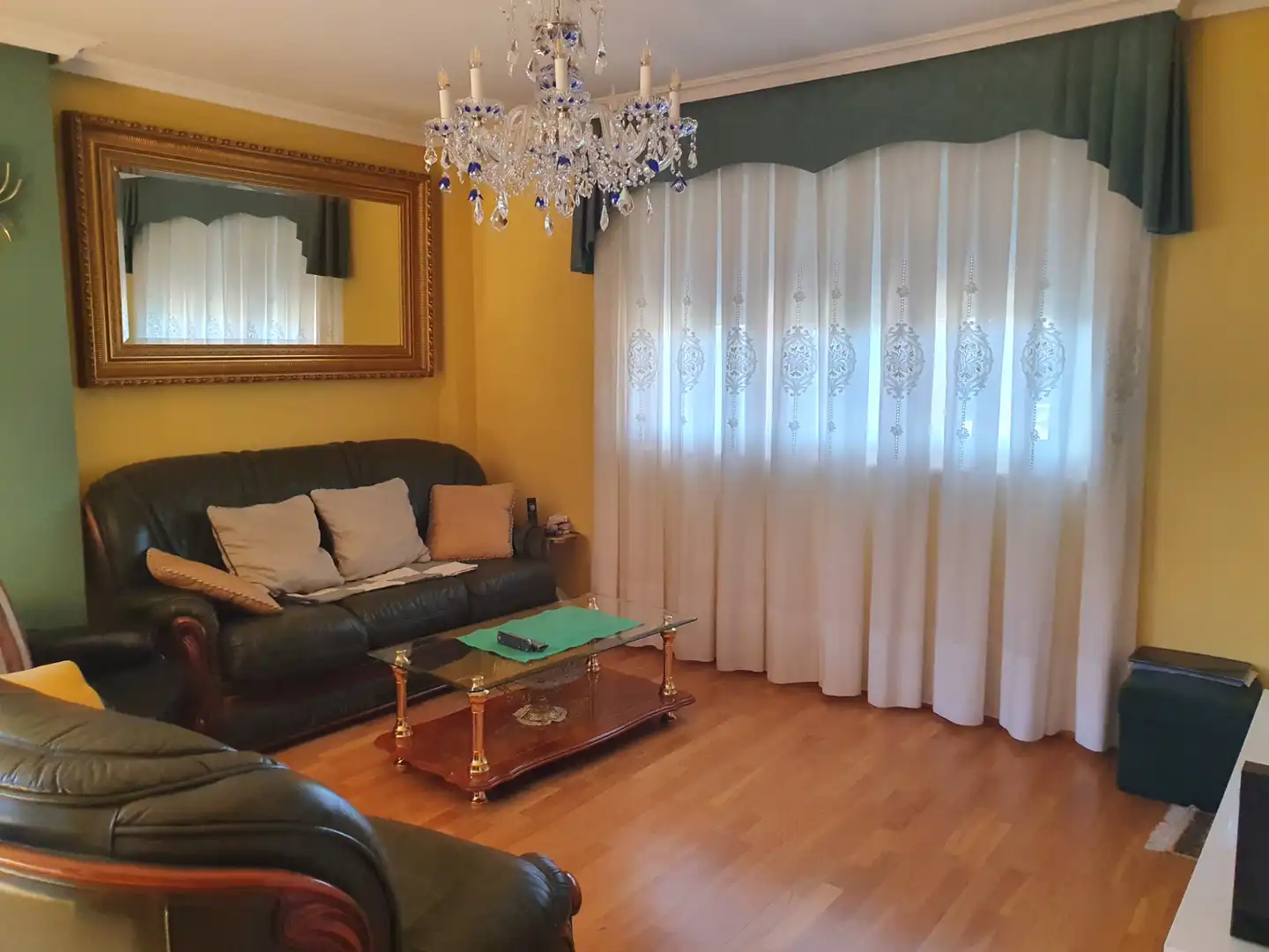 Sala d'estar de Casa o xalet en venda en León Capital  amb Calefacció, Jardí privat i Forn