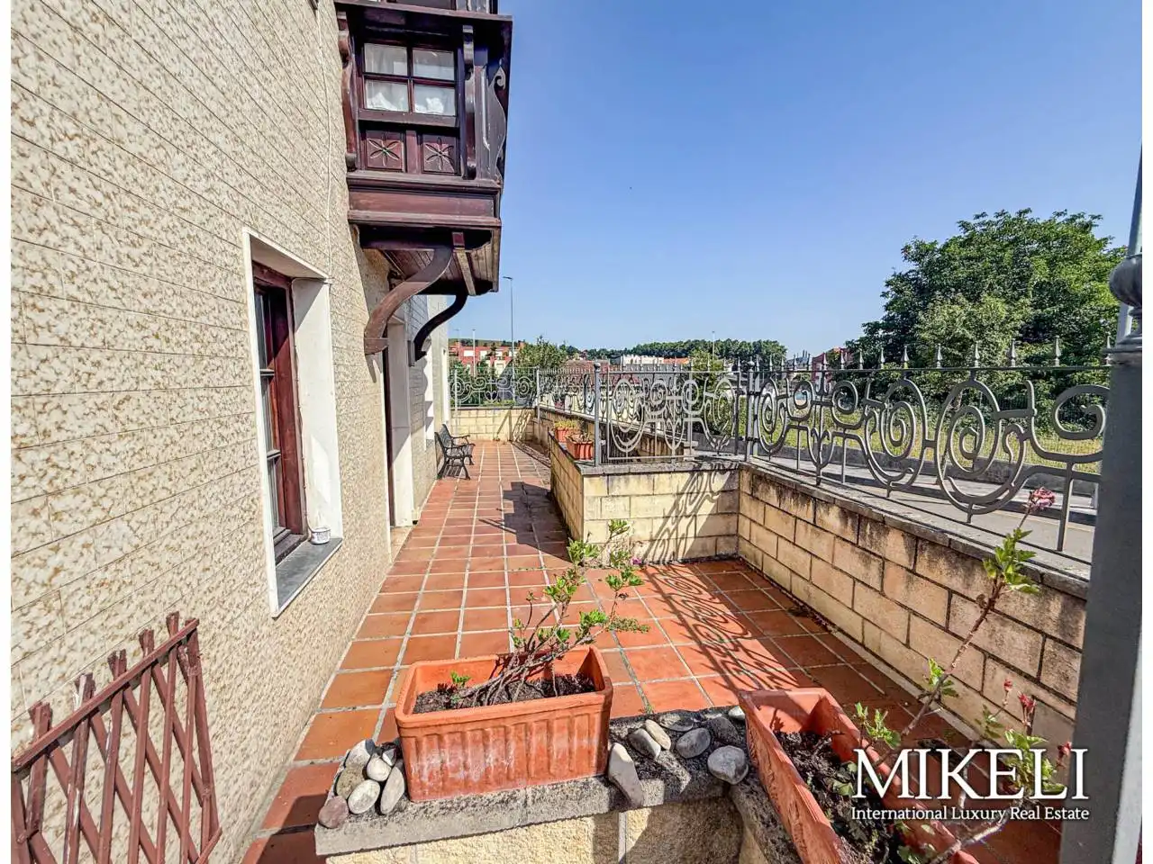 Terrassa de Casa o xalet en venda en El Astillero   amb Calefacció i Jardí privat