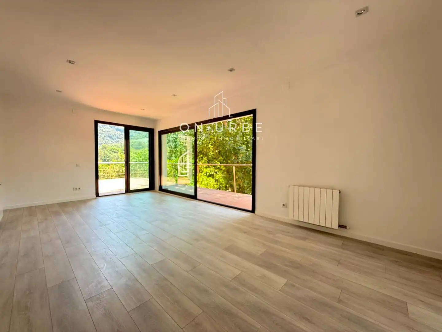 Sala d'estar de Casa adosada en venda en Sant Cugat del Vallès amb Aire condicionat