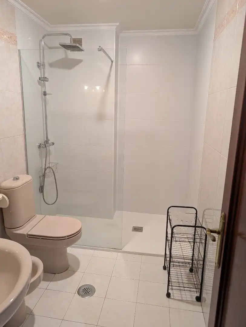 Bany de Apartament en venda en Pontevedra Capital  amb Calefacció, Parquet i Moblat
