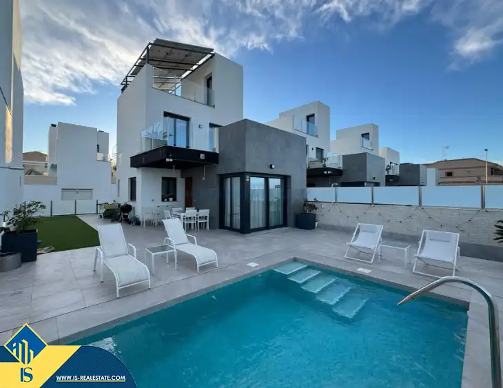 Villa mit Pool zum Verkauf in Los Balcones - Los Altos