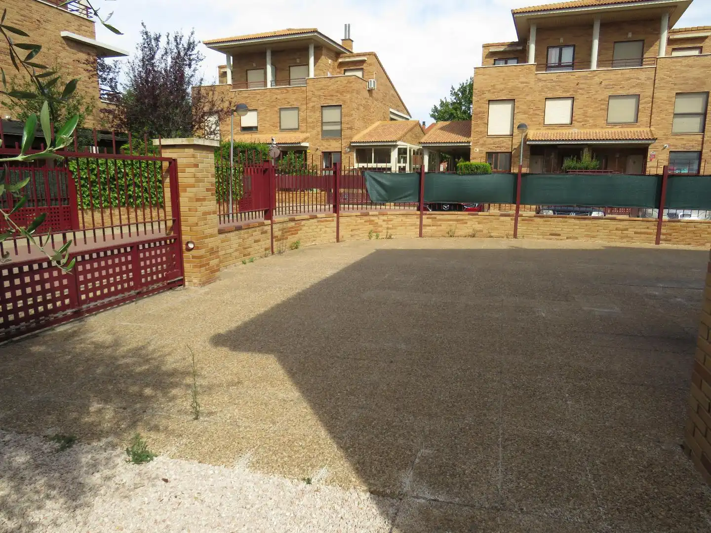 Parking de Casa adosada de alquiler en Zaragoza con Terraza, Trastero y Piscina