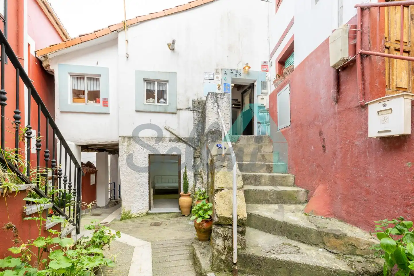 Vista exterior de Casa adosada en venda en Cudillero amb Calefacció, Parquet i Traster