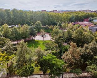 Vista exterior de Pis en venda en  Logroño amb Calefacció, Parquet i Moblat