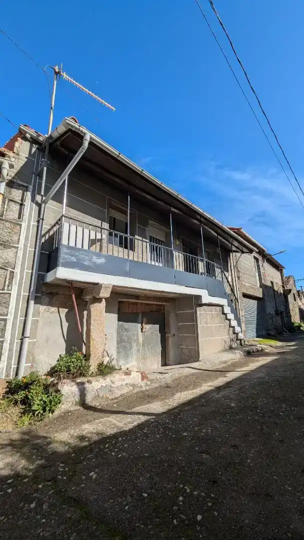 Vista exterior de Casa adosada en venda en Calvos de Randín amb Moblat i Balcó