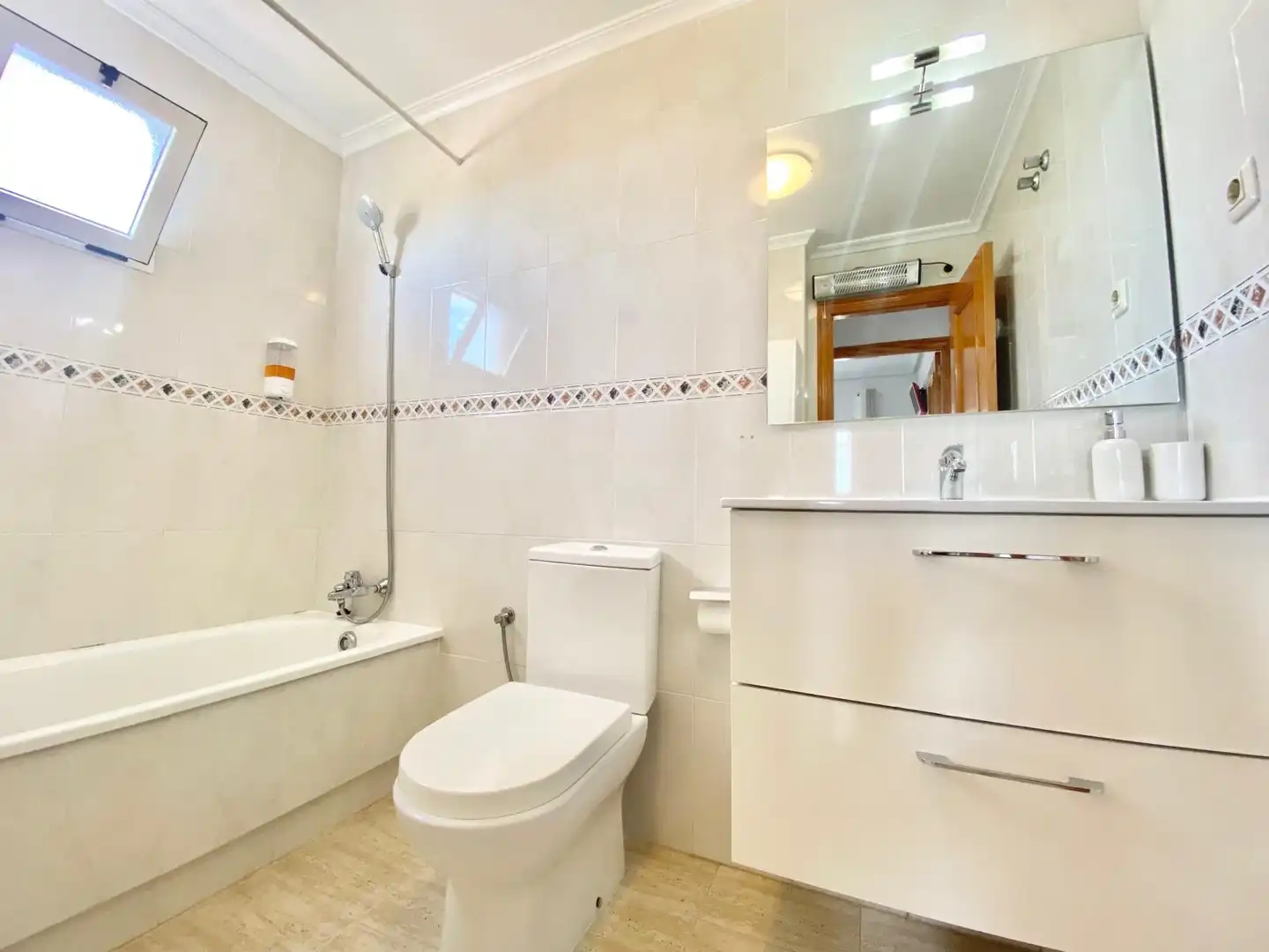 Bathroom of Apartments for rent in Torrevieja  with Air Conditioner, Heating and Terrace