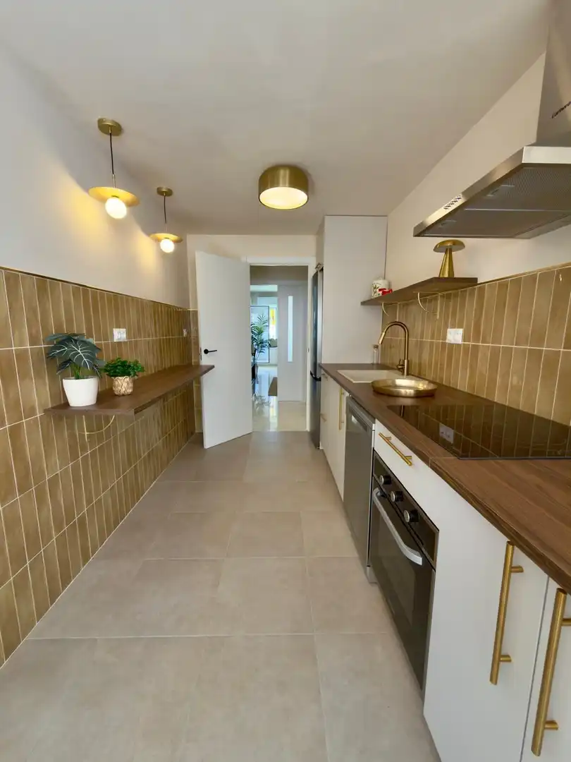 Küche von Erdgeschoss zum Verkauf in Rincón de la Victoria mit Klimaanlage, Privatgarten und Terrasse
