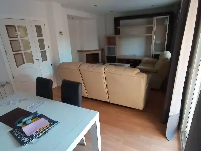 Sala d'estar de Casa adosada en venda en Alcalá de Henares amb Aire condicionat i Balcó