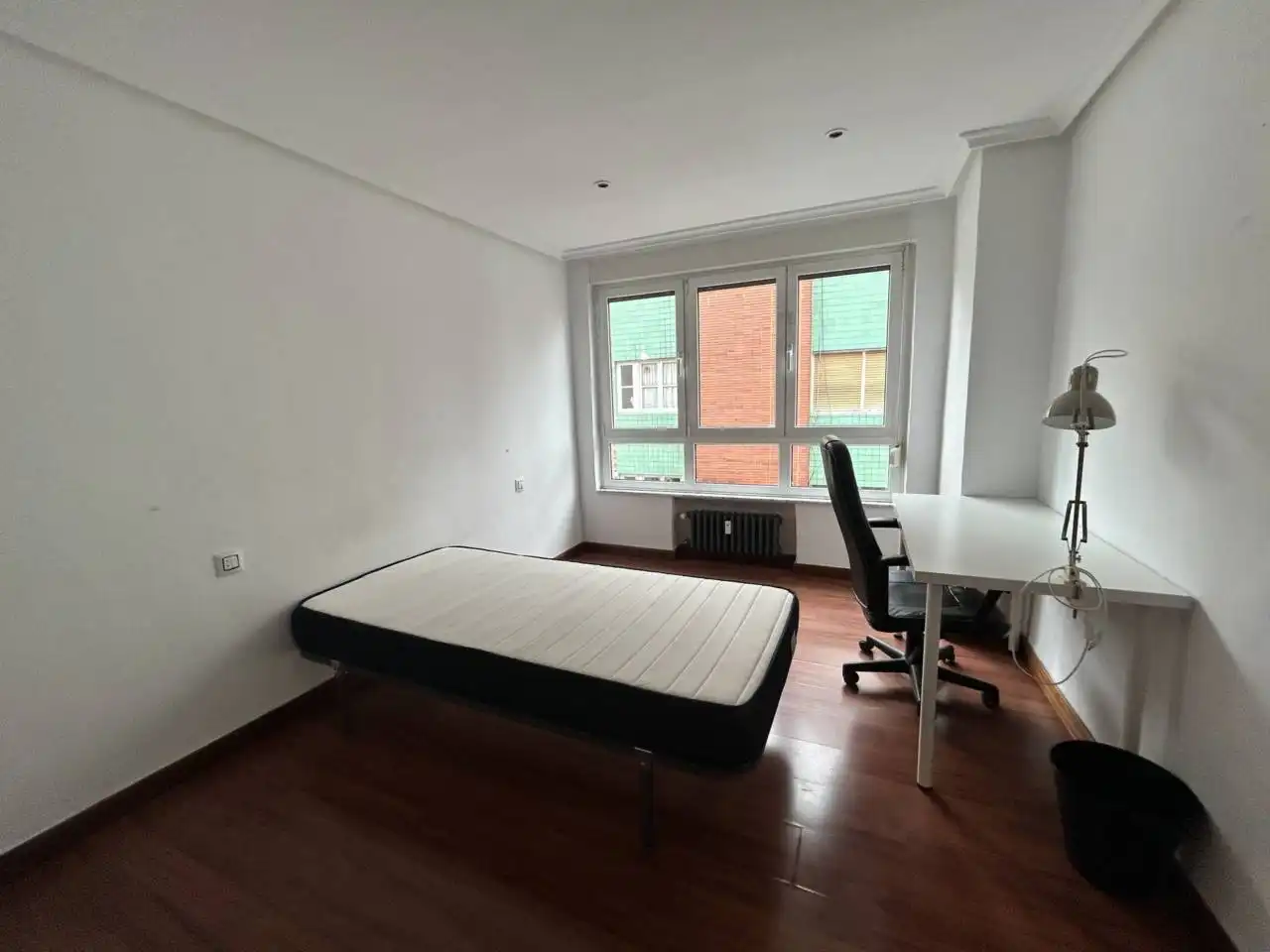 Habitación de Piso de alquiler en Oviedo  con Calefacción y Amueblado