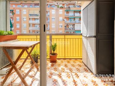 Pis amb balcó en venda a Sants - Montjuïc