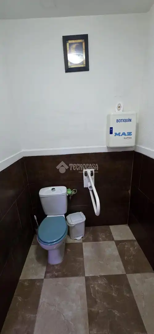 Baño de Local en venta en Sevilla con Aire acondicionado y Internet