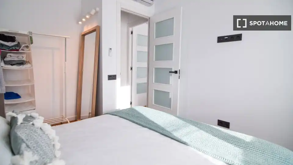Dormitori de Apartament per a compartir en Barcelona amb Aire condicionat, Terrassa i Moblat