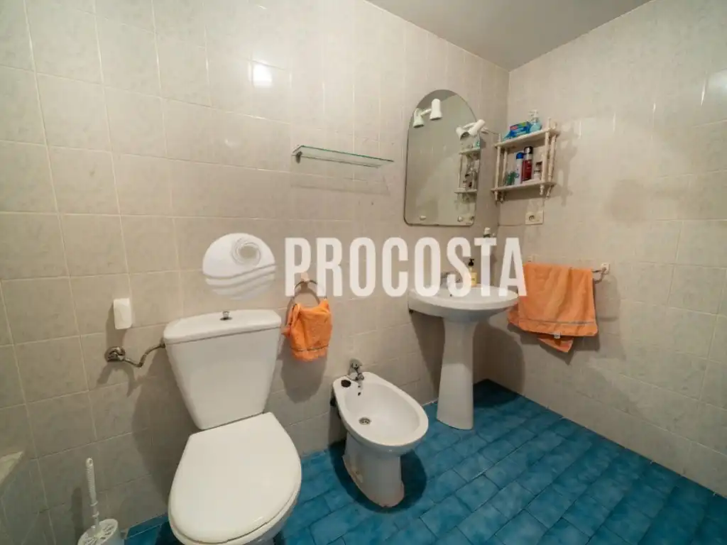 Wohnung zum Verkauf in Almuñécar mit Klimaanlage, Privatgarten und Terrasse