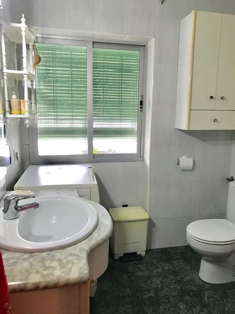 Bathroom of Flat for rent in Granada  with Air Conditioner, Furnished and Washing machine