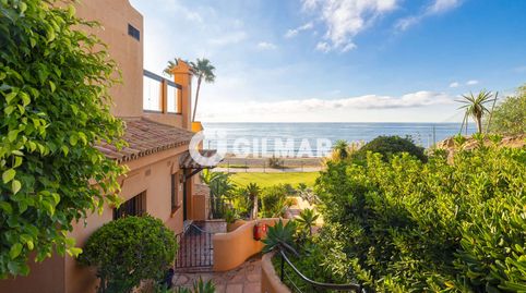 En una de las urbanizaciones más exclusivas y demandadas de Estepona se encuentra este espectacular apartamento dúplex, una propie