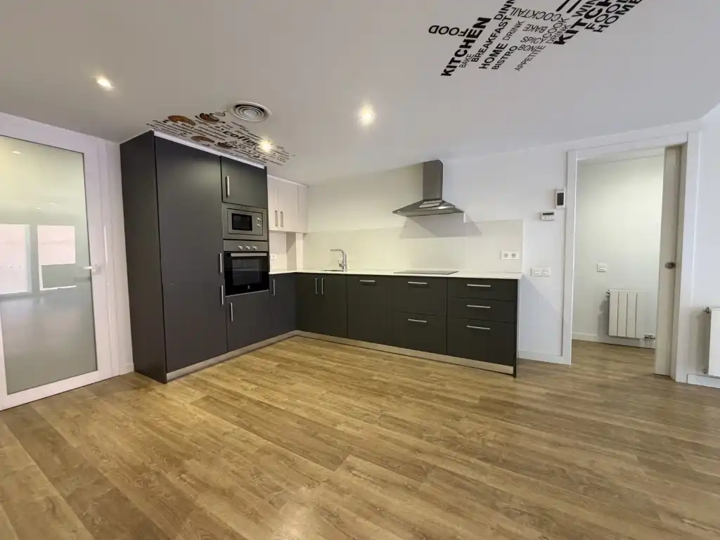 Kitchen of Flat for rent in Girona  with Air Conditioner, Heating and Oven