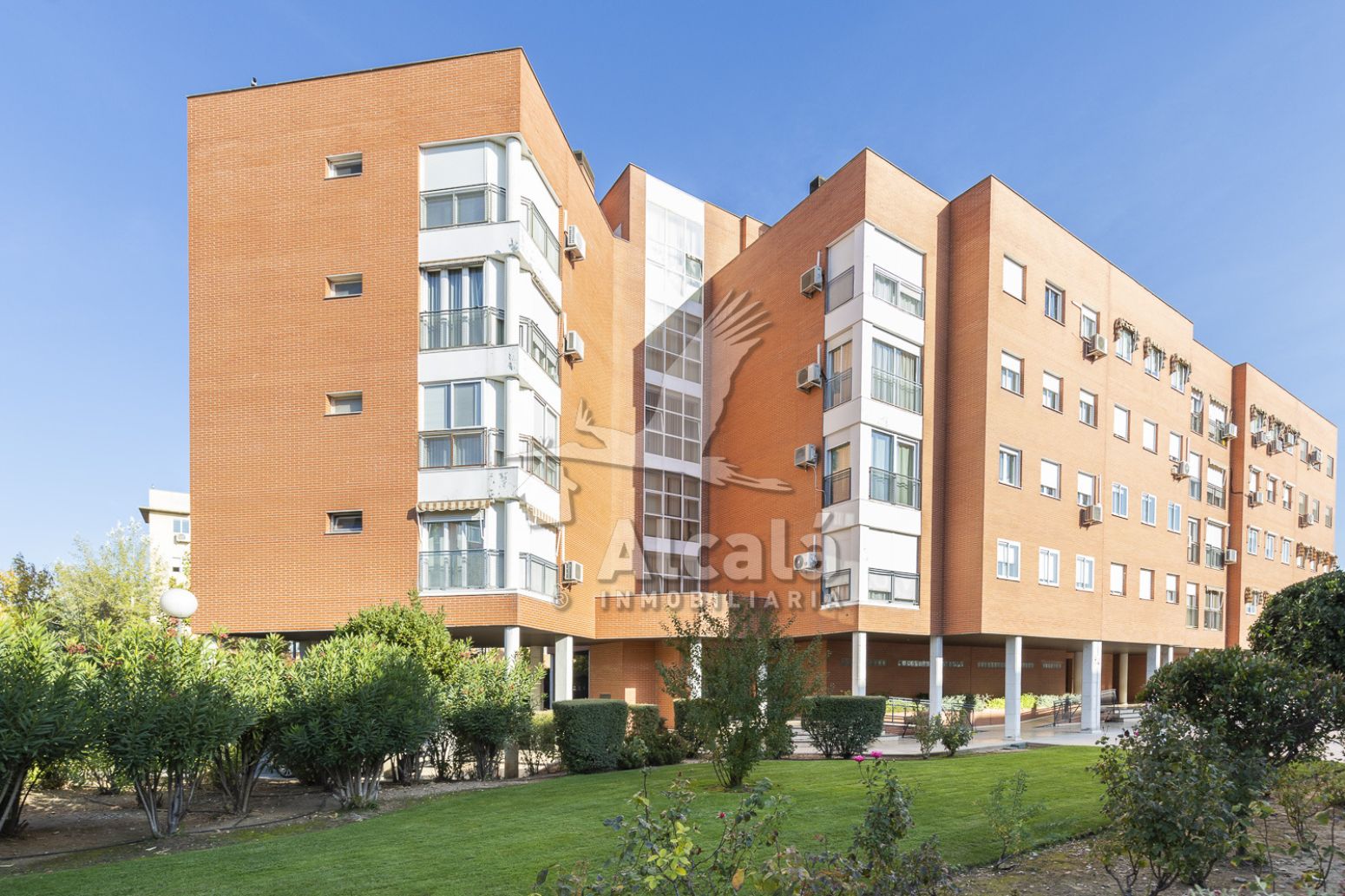 Vista exterior de Piso en venta en Alcalá de Henares con Calefacción, Jardín privado y Trastero