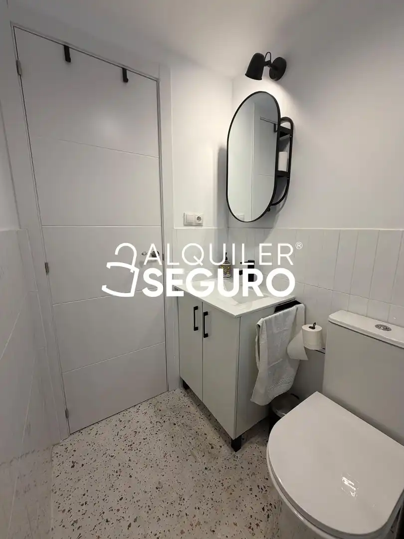 Bathroom of Flat for rent in Madrid  with Air Conditioner and Furnished