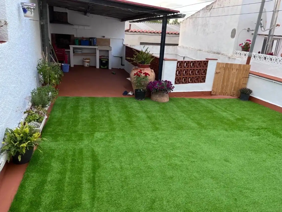 Casa amb jardí en venda a Avenida Cataluña 32