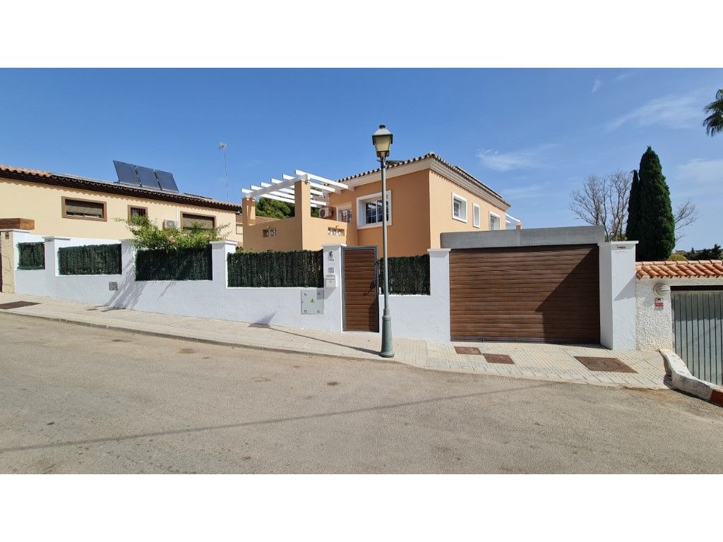 House or chalet for sale in Calle Paraiso, El Pinar- Palacio de Congresos