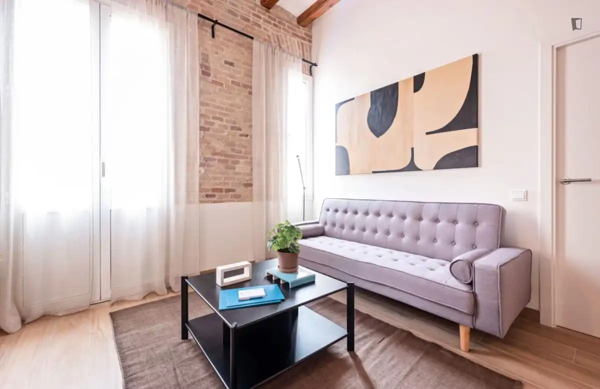 Apartment with lift to rent in Eixample