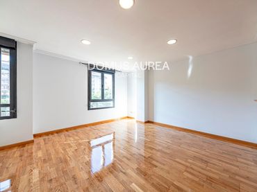 Piso con balcón en alquiler en Raimundo Fernández Villaverde