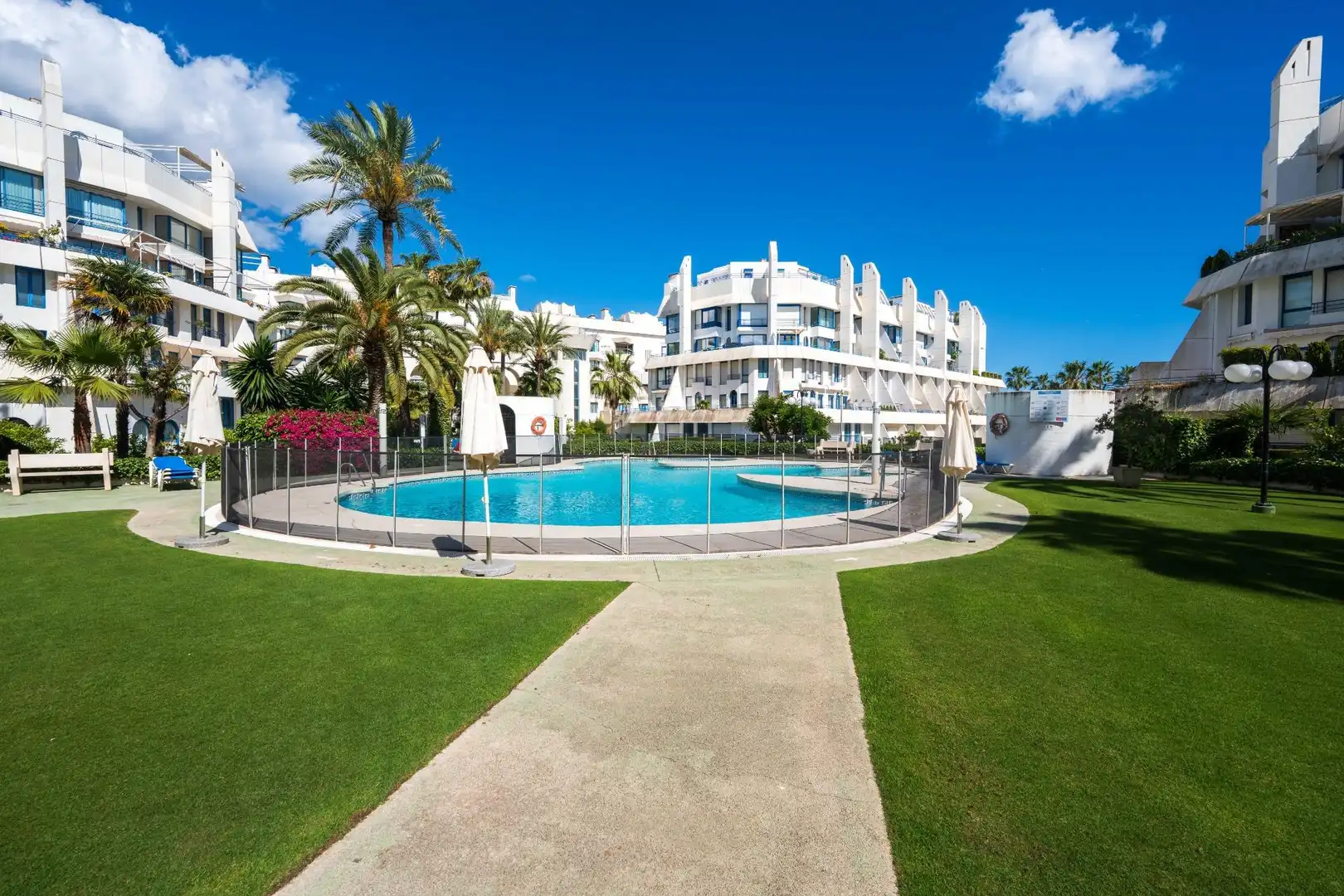 Vista exterior de Àtic en venda en Marbella amb Aire condicionat, Terrassa i Piscina