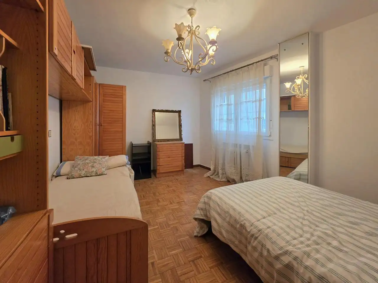 Habitación de Piso de alquiler en Oviedo  con Calefacción y Amueblado