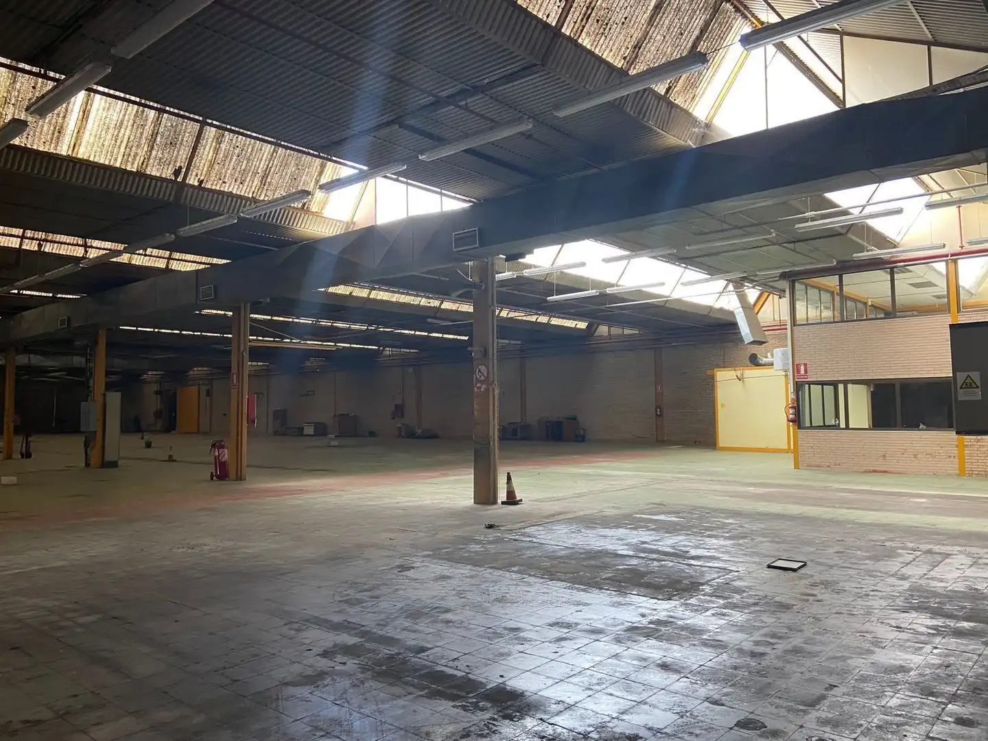 Nau industrial de lloguer en León Capital 