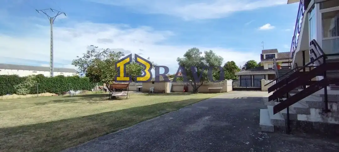 Vista exterior de Dúplex en venta en Medina de Pomar con Calefacción, Jardín privado y Terraza