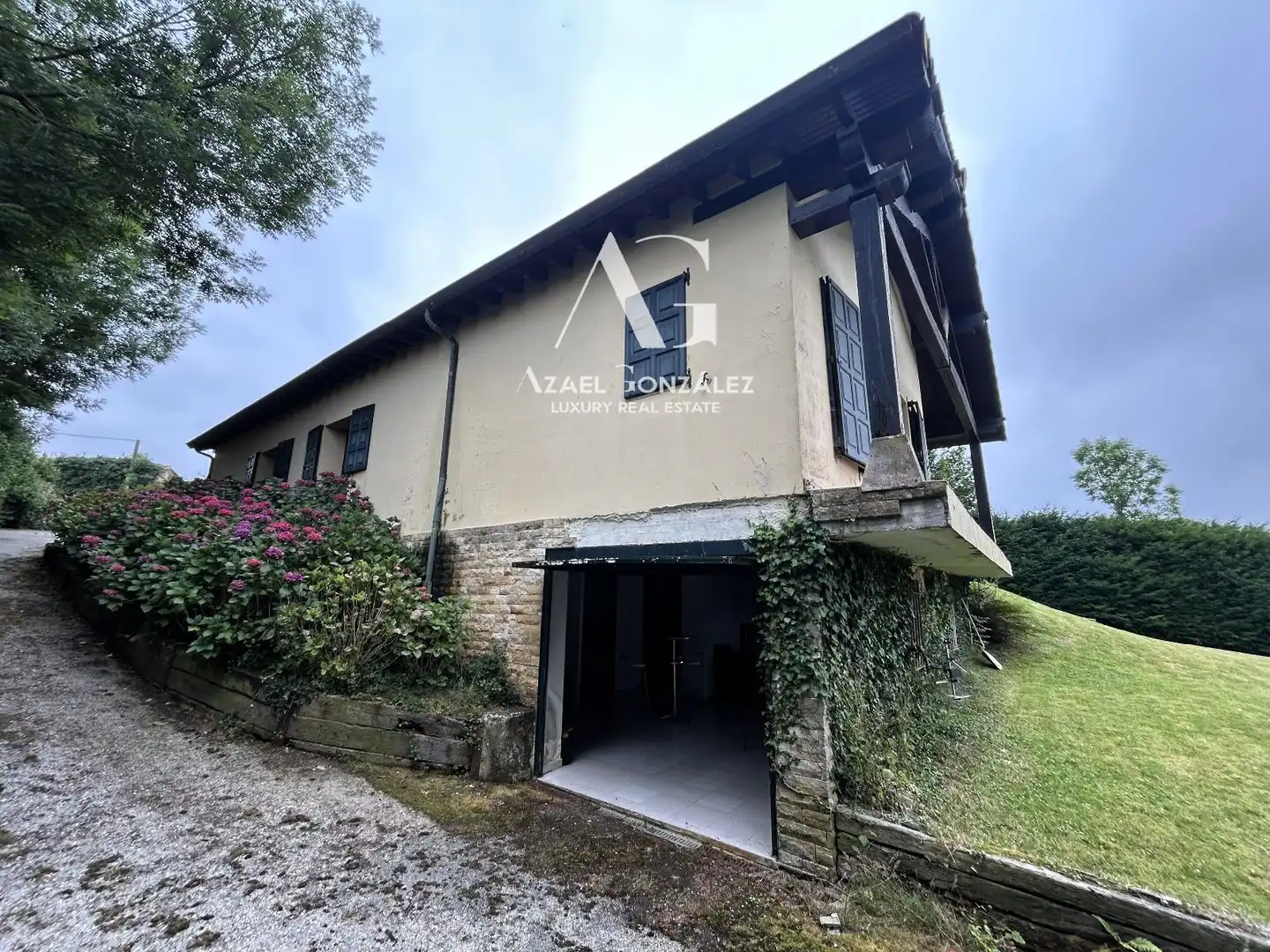 Vista exterior de Casa o xalet en venda en Entrambasaguas amb Calefacció, Jardí privat i Traster