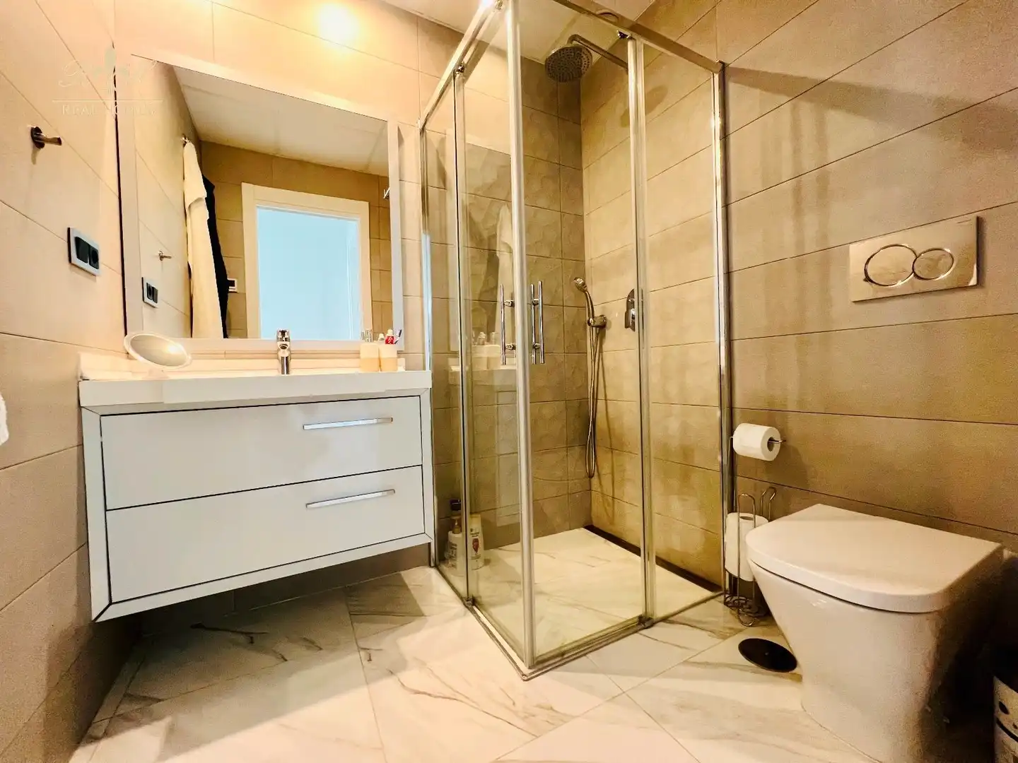 Badezimmer von Wohnung zur Miete in Benidorm mit Heizung, Terrasse und Schwimmbad