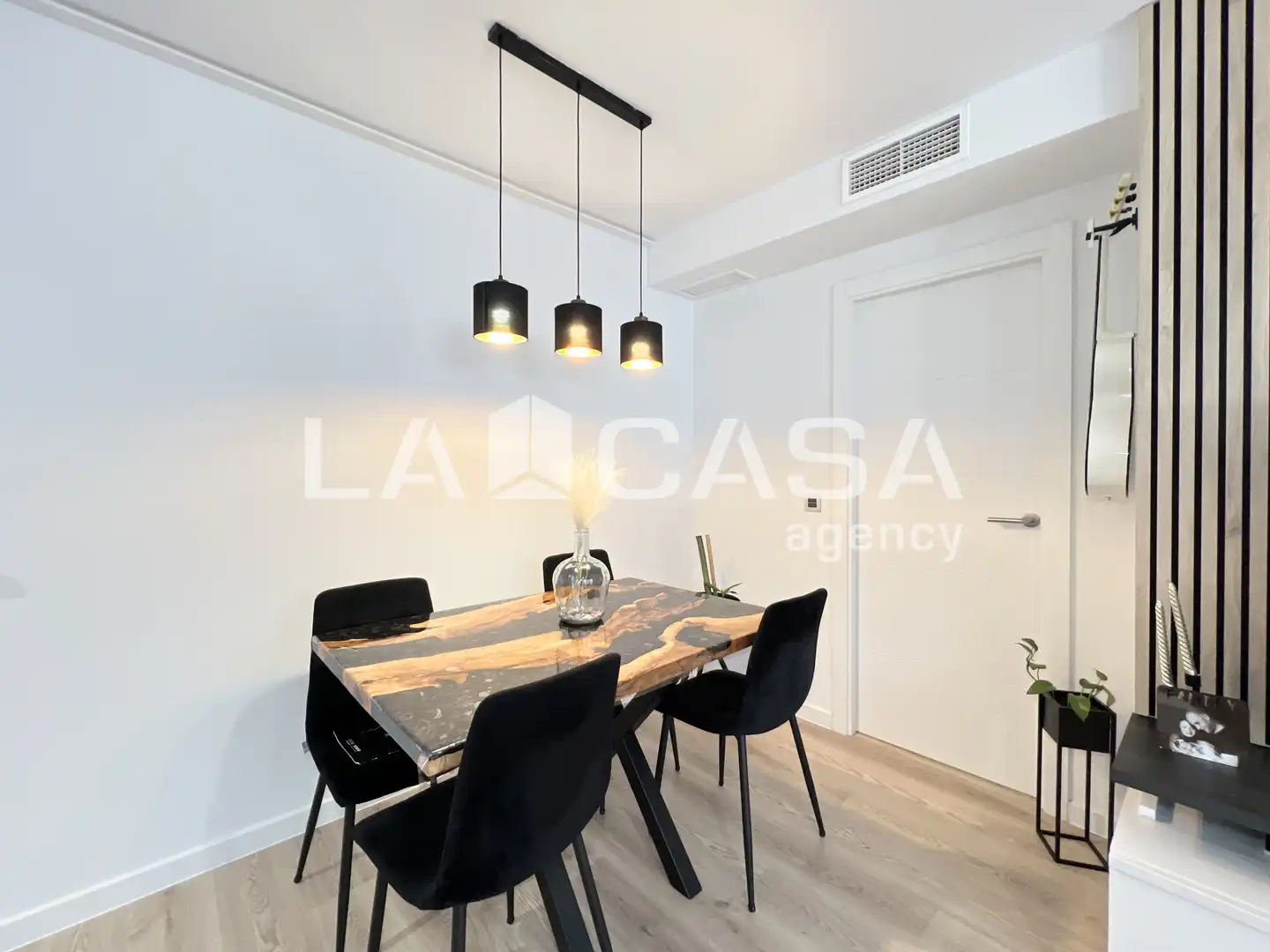 Comedor de Piso en venta en Badalona con Terraza, Trastero y Balcón