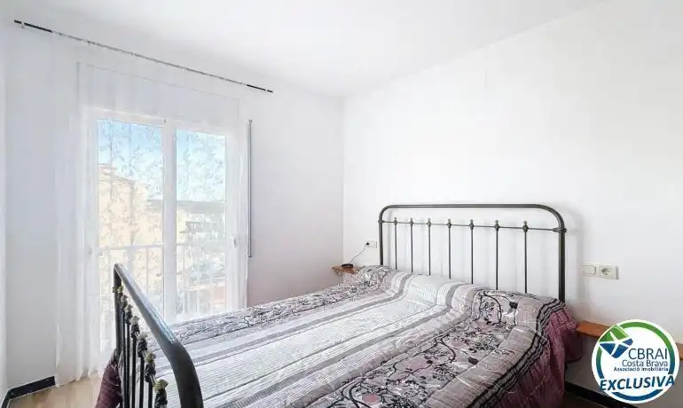 Schlafzimmer von Einfamilien-Reihenhaus zum Verkauf in Empuriabrava mit Heizung, Schwimmbad und Möbliert