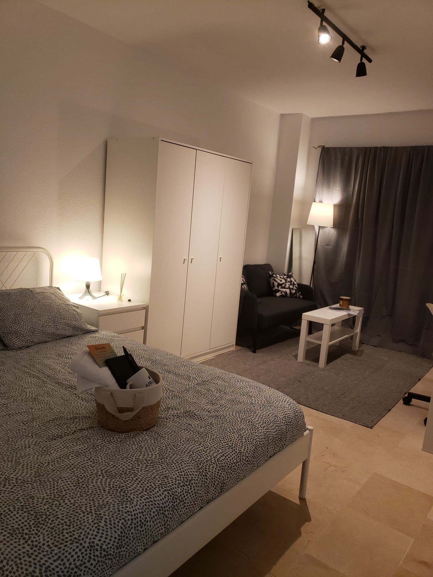 Flat to share in N/A, -1, La Trinidad