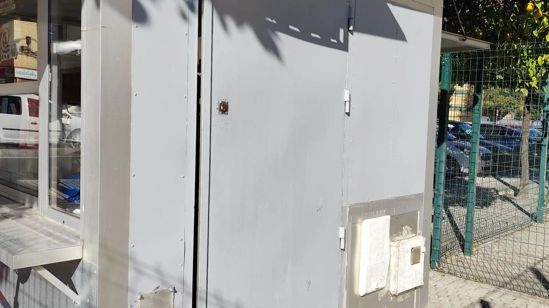 Vista exterior de Local en venta en  Sevilla Capital