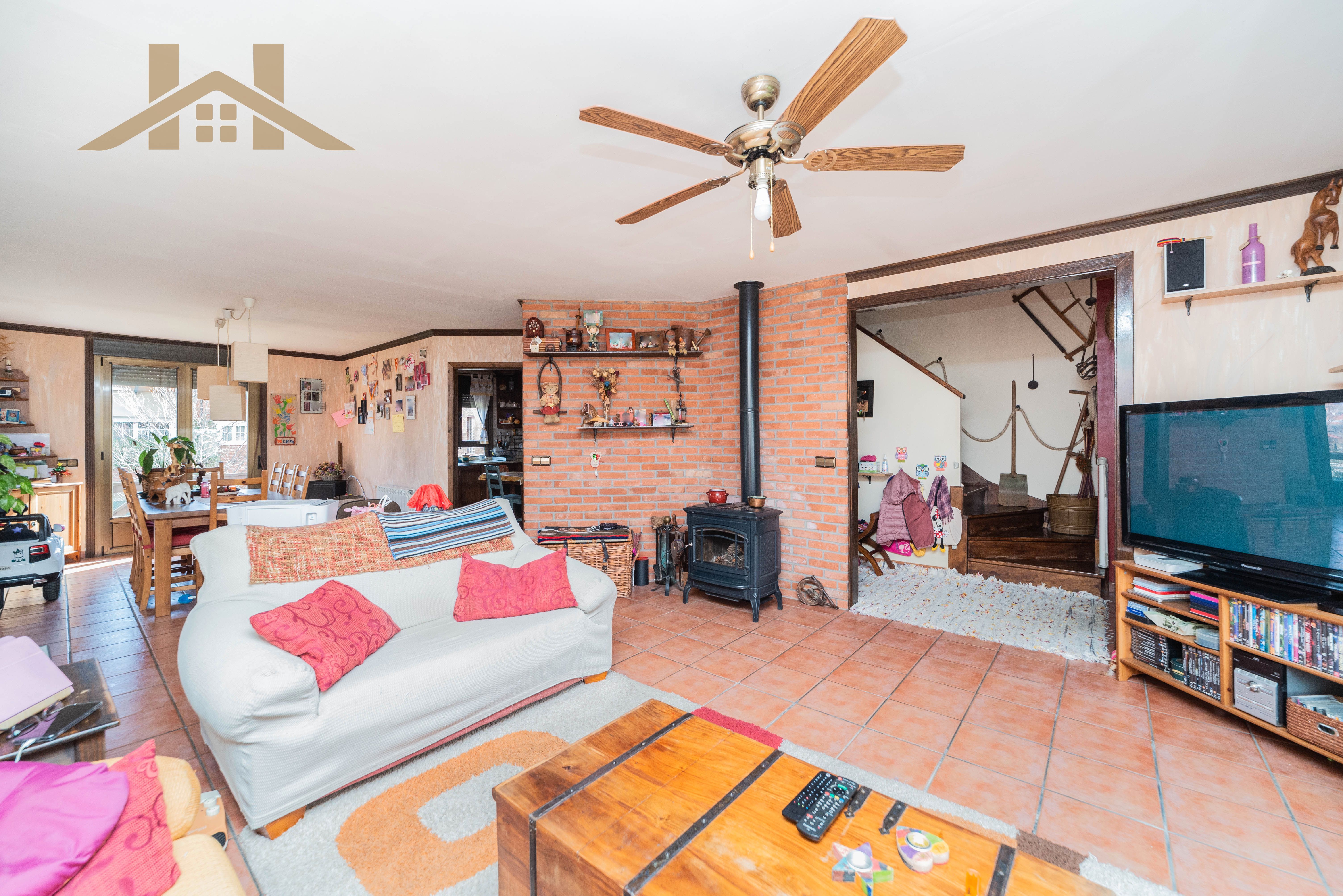 Sala d'estar de Casa o xalet en venda en Guadarrama amb Jardí privat