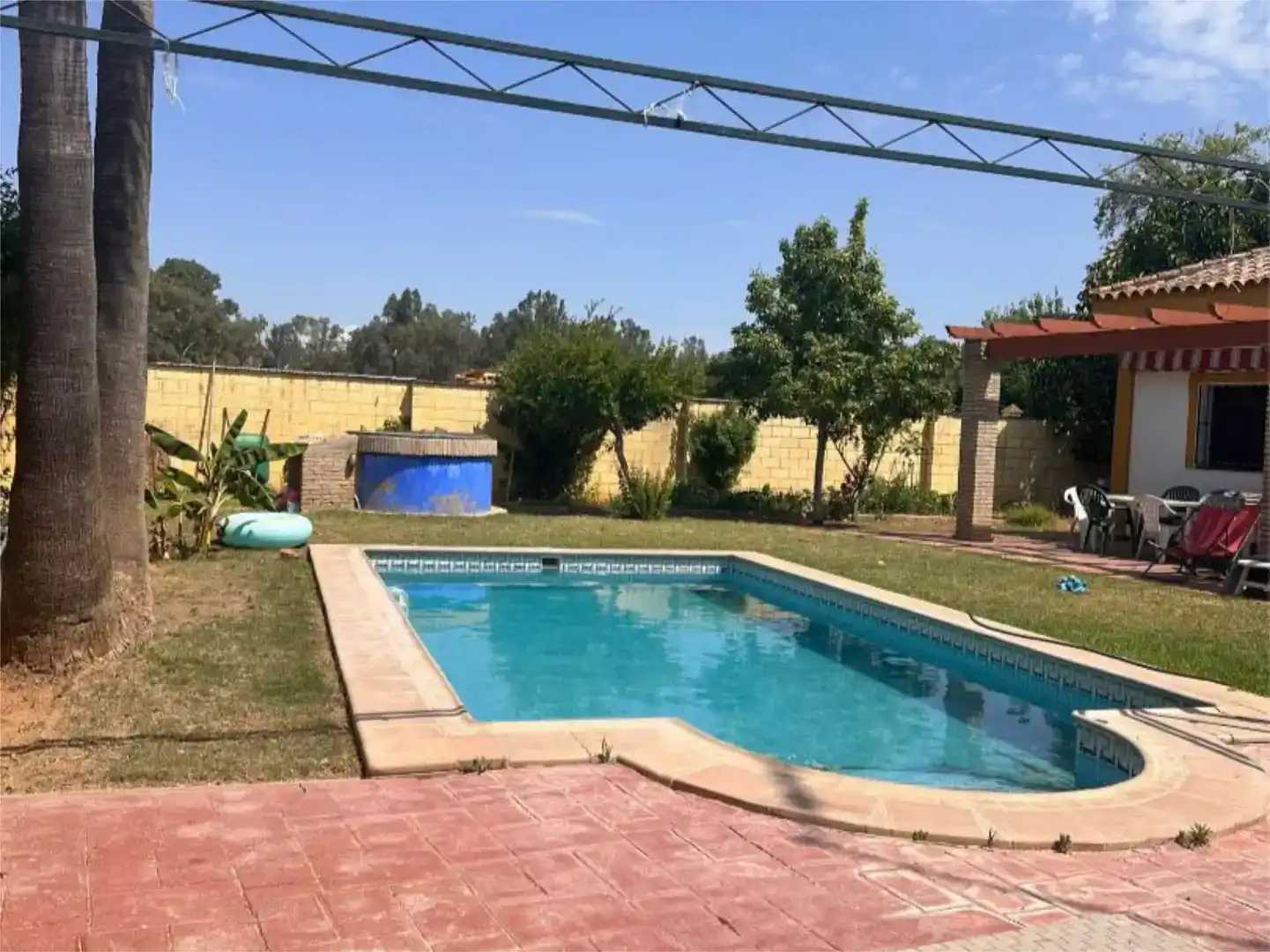 Piscina de Casa adosada per a compartir en Dos Hermanas amb Aire condicionat, Jardí privat i Piscina