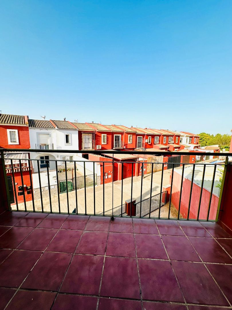 Vista exterior de Casa adosada en venda en Pilas