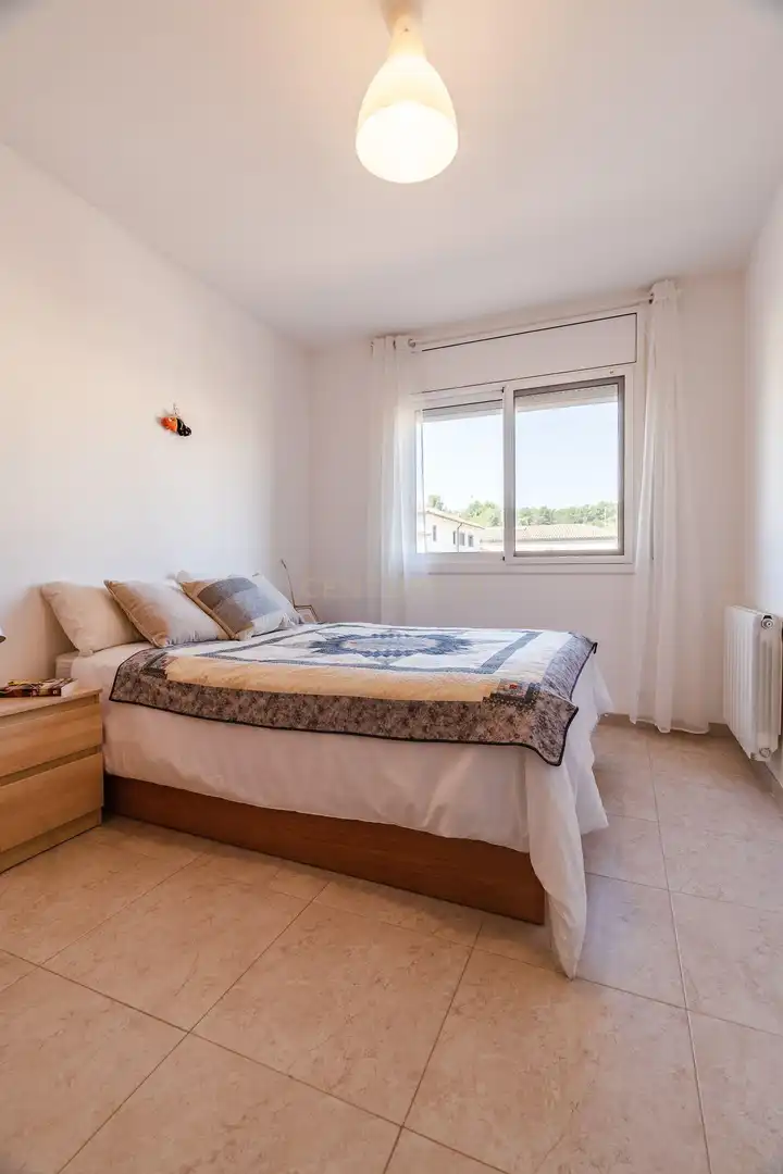 Schlafzimmer von Einfamilien-Reihenhaus zum Verkauf in Vila-rodona mit Privatgarten und Ofen