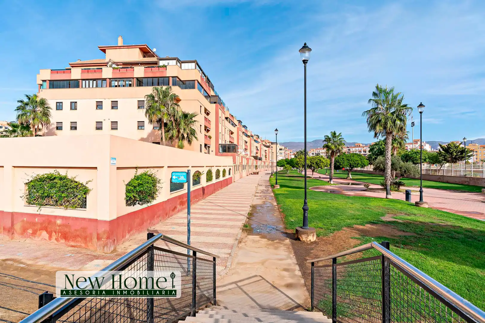 Außenansicht von Dachboden zum Verkauf in Roquetas de Mar mit Klimaanlage, Terrasse und Gemeinschaftspool