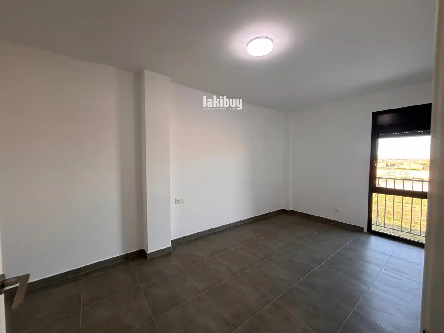 Wohnung zum Verkauf in La Fuliola mit Klimaanlage, Heizung und Terrasse
