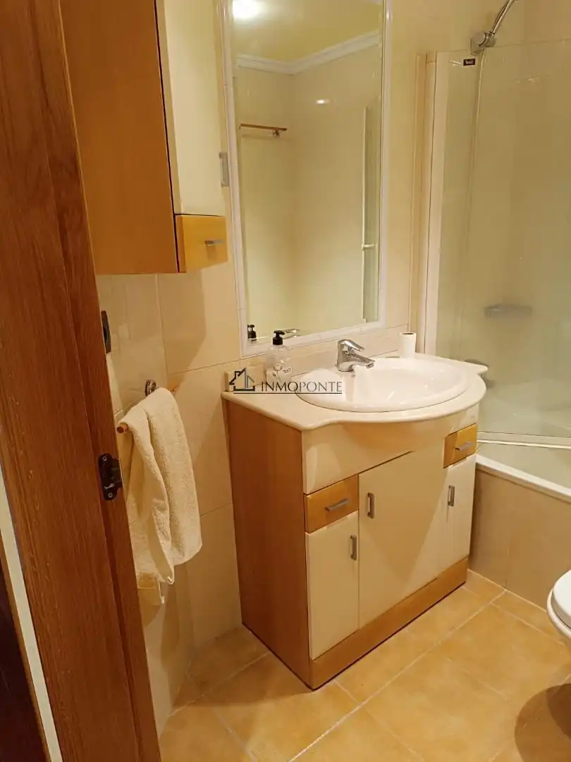 Bathroom of Flat for rent in Zona de Plaza de Barcelos