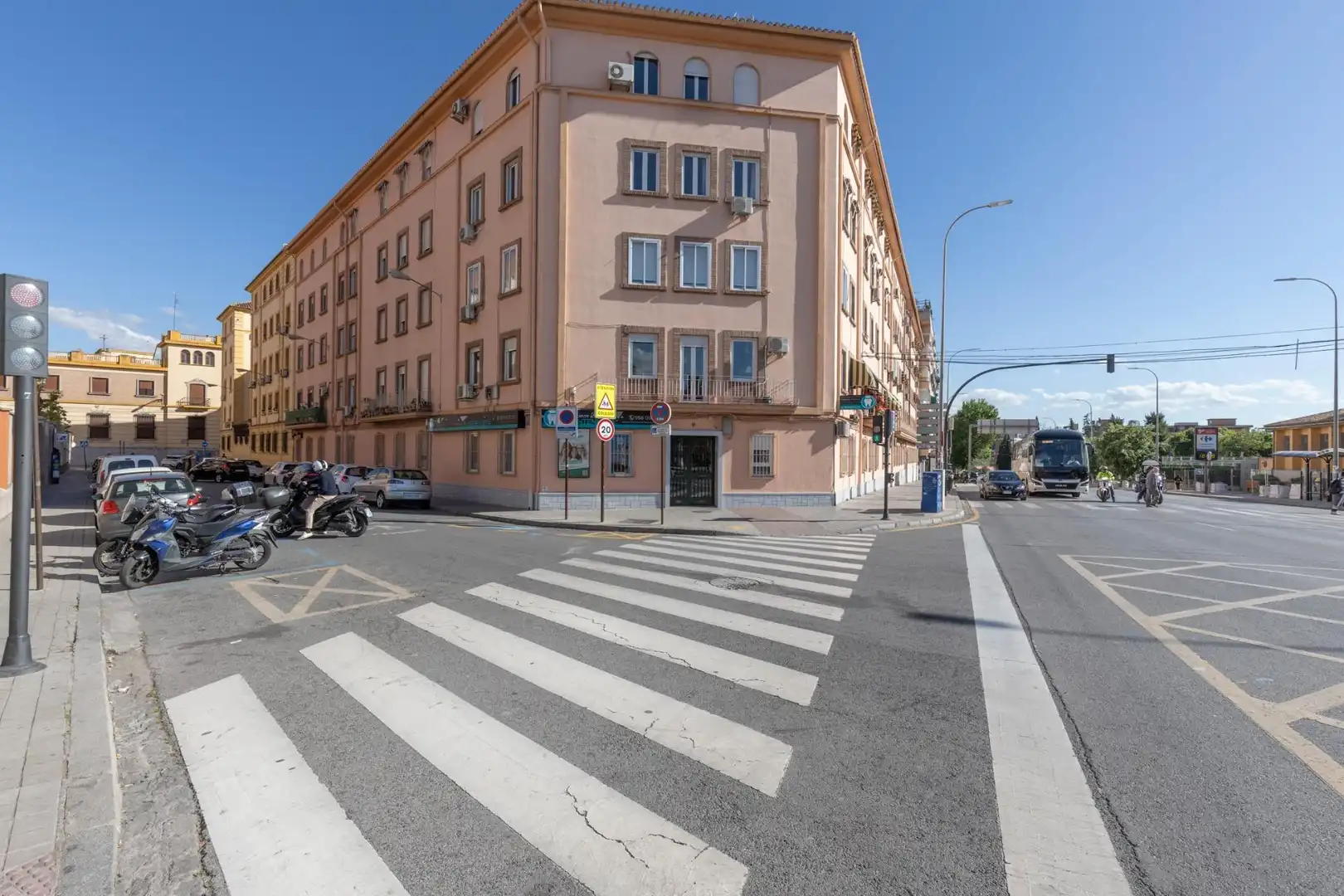 Vista exterior de Pis en venda en Granada amb Aire condicionat i Calefacció